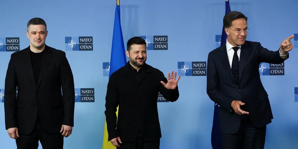 Михайло Федоров, Володимир Зеленський та генеральний секретар НАТО Марк Рютте на зустрічі у форматі Рамштайн у Брюсселі 18