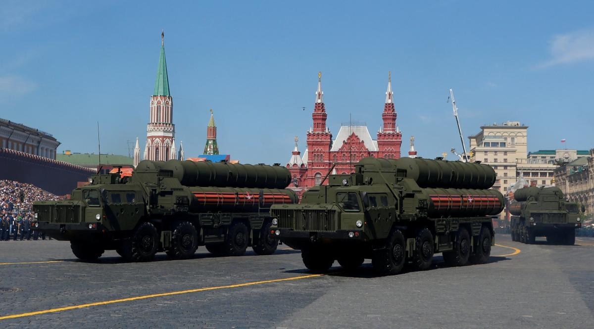 Зенітний ракетний комплекс С-400 з ракетою 48Н6 під час пуску