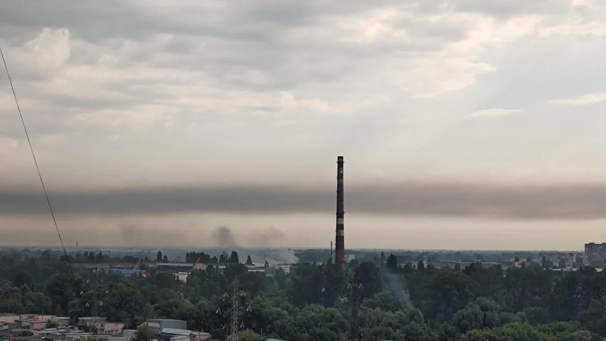 Київ у серпанку: вулиці міста вкриті смогом після пожеж унаслідок російської атаки