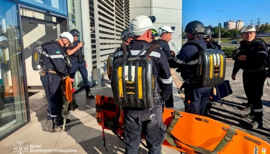 Наслідки удару по найбільшому торговельному центру Кривого Рогу: пошкоджена будівля, пожежа всередині, рятувальники на місці.