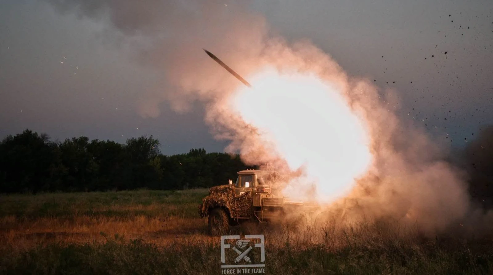 Мапа лінії фронту з позначенням Покровського та Костянтинівського напрямків і кількості бойових зіткнень за добу