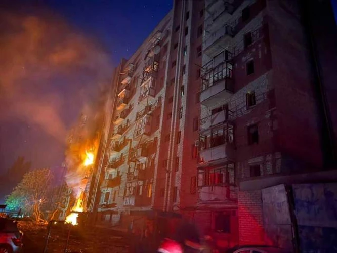 Пошкоджений багатоквартирний будинок у Краматорську після авіаудару (фото Донецької ОВА)