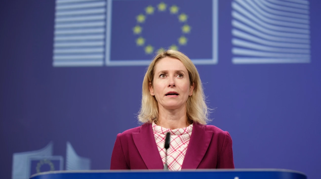 Прапор Європейського Союзу та прапор Ірану поряд із санкційним списком