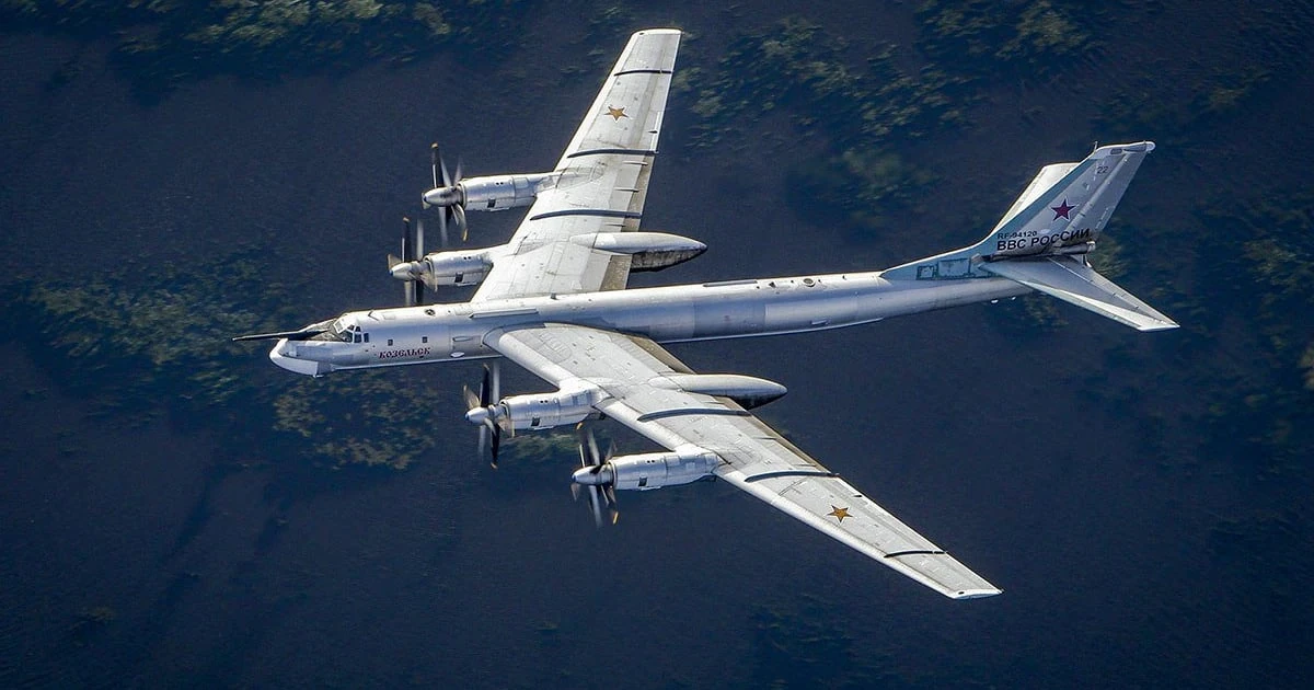 Російський стратегічний бомбардувальник-ракетоносій Ту-95МС на аеродромі в Енгельсі
