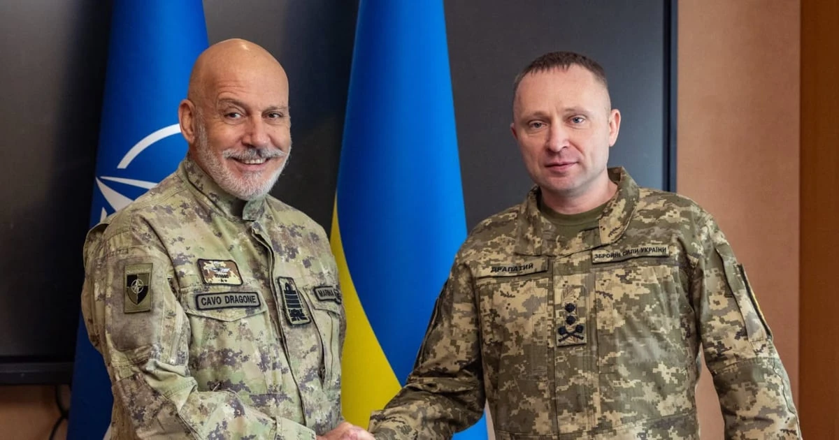 Голова Військового комітету НАТО адмірал Каво Драгоне та головнокомандувач ЗСУ Михайло Драпатий під час зустрічі в Києві
