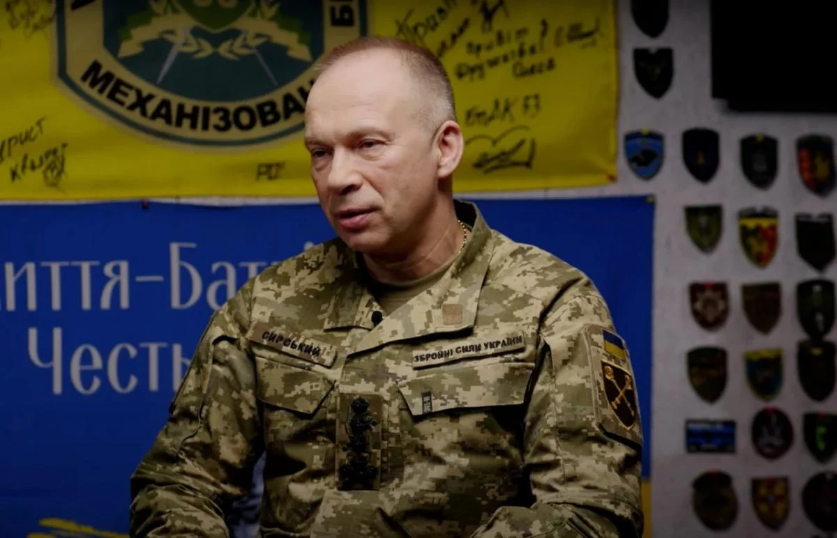 Українські військові тримають у руках дорожній знак-розвилку Україна-Росія на території Курської області Росії