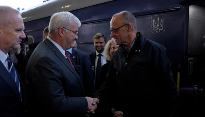 Канцлер Німеччини Фрідріх Мерц після прибуття потягом до Києва