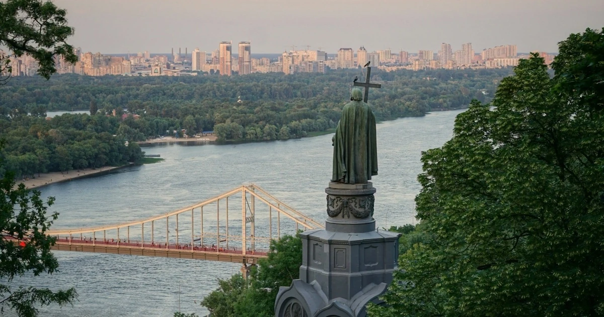 Дипломати біля будівлі посольства в Києві на тлі повідомлень про російські погрози