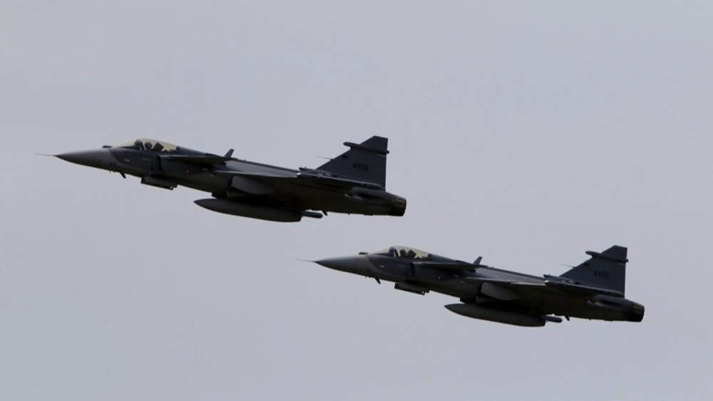 Винищувач Gripen (ілюстративне фото зі стратегічного архіву з позначенням джерела STR / EPA, за даними LIGA.net; за даними