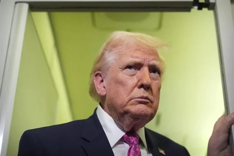 Президент США Дональд Трамп біля Білого дому під час спілкування з журналістами